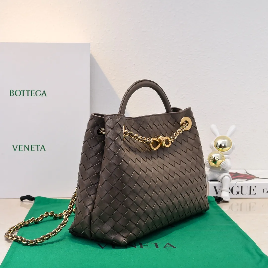 Batch 2460 BOTTEGA VENETA 2024 spring and summer new small ANDIAMO chain bag is also available! 🔥🔥I believe many friends have been waiting for a long time. The metallic chain adds a touch of sophistication to the original softness and elegance of Andiamo. The collision of classic craftsmanship and elegance creates a different kind of beauty. Style number: 6009 Size: 32*24*12cm